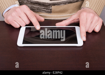 Geschäftsmann Hände berühren auf zeitgenössische generische TabletPC. Stockfoto