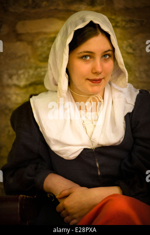 Ein junges Mädchen im 17. Jahrhundert historischen Kostümen Kleid. Englischer Bürgerkrieg - Reenactment Stockfoto