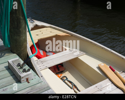 Boot im Hafen von Manteo Stockfoto