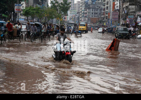 Dhaka, Bangladesch. 17. Juni 2014. Ein Mann fährt ein Motorrad durch das Hochwasser nach einem starken Regenguss in Dhaka, Bangladesch, 17. Juni 2014. Bildnachweis: Shariful Islam/Xinhua/Alamy Live-Nachrichten Stockfoto