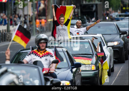 Berlin, Deutschland. 16. Juni 2014. Deutsche Fußball-Fans feiern mit einer Parade von Autos am Kurfürstendamm nach der FIFA WM-Spiel Deutschland Vs Portugual in Berlin, Deutschland, 16. Juni 2014. Deutschland gewann das Spiel 4: 0. Foto: MAJA HITIJ/DPA/Alamy Live-Nachrichten Stockfoto