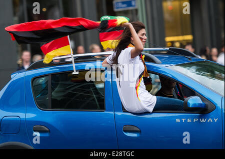 Berlin, Deutschland. 16. Juni 2014. Deutsche Fußball-Fans feiern mit einer Parade von Autos am Kurfürstendamm nach der FIFA WM-Spiel Deutschland Vs Portugual in Berlin, Deutschland, 16. Juni 2014. Deutschland gewann das Spiel 4: 0. Foto: MAJA HITIJ/DPA/Alamy Live-Nachrichten Stockfoto