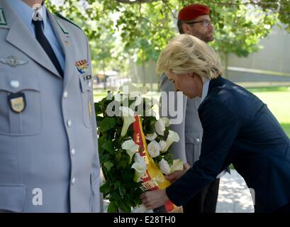 New York, New York, USA. 16. Juni 2014. Deutsche Innenminister Verteidigung Ursula von der Leyen (CDU) legt einen Kranz für die Opfer der Anschläge vom 11. September 2001 am Ground Zero in New York, New York, USA, 16. Juni 2014. Foto: BRITTA PEDERSEN/DPA/Alamy Live-Nachrichten Stockfoto