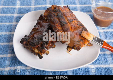 Barbecue Rippchen auf einem weißen Platz mit pfeffrig-sauce Stockfoto