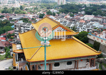 Hakenkreuz, Altartisch, Kek Lo Si Tempel, buddhistische Tempel, Air Itam Penang, Malaysia. Stockfoto