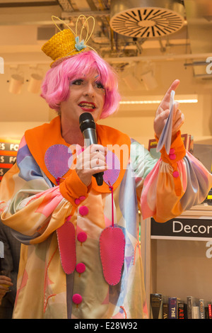 Engländers Grayson Perry eröffnet die Kunstabteilung der neuen Foyles Flaggschiff Buchhandlung in Charing Cross Road, London, UK Stockfoto