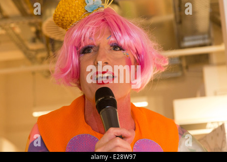 Engländers Grayson Perry eröffnet die Kunstabteilung der neuen Foyles Flaggschiff Buchhandlung in Charing Cross Road, London, UK Stockfoto