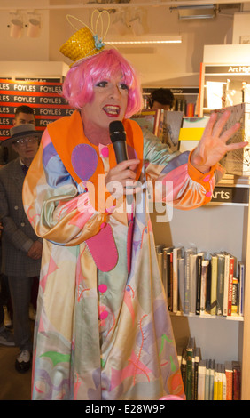 Engländers Grayson Perry eröffnet die Kunstabteilung der neuen Foyles Flaggschiff Buchhandlung in Charing Cross Road, London, UK Stockfoto