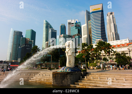 Singapurs Merlion vor dem Geschäftsviertel Hochhäuser. Stockfoto