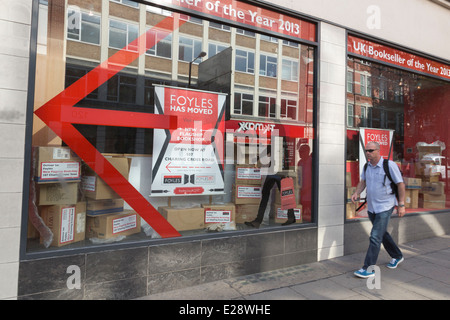 Ein Mann geht vorbei an der alten Foyles Bookshop in Charing Cross Road, London Stockfoto