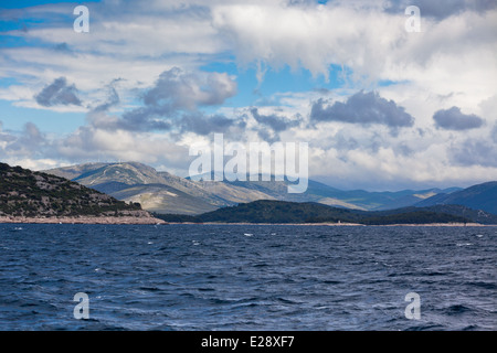 Kroatische Hügel Küste aus dem Meer Blick. Horizontalen Schuss Stockfoto