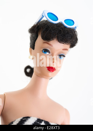 Barbie Fashion-Puppe von Mattel hat zuerst 1959 brünette, Pferdeschwanz, schwarz-weiße Zebra-Badehose, gerades Bein. 1961 Perlenohrringe, Augenbrauen Stockfoto