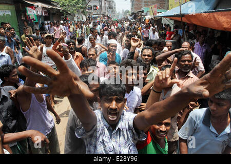 Menschen protestieren, nachdem ihre Häuser wurden nach einem Zusammentreffen an Mirpur in Dhaka, 14. Juni 2014 verbrannt. Mindestens neun Menschen wurden zu Tode verbrannt und 30 verletzt, als die Häuser in der "verlorenen Pakistaner' in Flammen eingestellt wurden nach einem Konflikt über Sprengarbeiten cracker Kennzeichnung der Heilige Shab-e-Barat an Mirpur in Dhaka, die Polizei und die lokalen Medien berichtet. Stockfoto