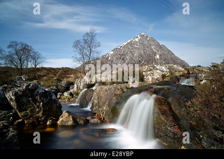 Die klassische Ansicht der Stobb Dearg aus dem Fels-Pools auf dem Fluß Etive Stockfoto