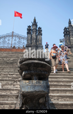 Touristen am Grab von Khai Dinh (UNESCO-Weltkulturerbe), Hue, Thua Thien Hue, Vietnam Stockfoto