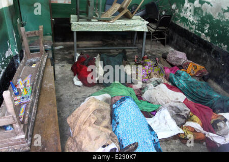 Organe der Opfer liegen auf einer Etage in einem Haus folgenden Auseinandersetzungen zwischen zwei Gruppen im Camp in einem Streit um die Verwendung von Feuerwerkskörpern in Mirpur, Dhaka, Bangladesh, 14. Juni 2014. Mindestens 9 pakistanische Flüchtlinge wurden getötet in einem mutmaßlichen Brandanschlag auf ein Slum in Dhaka, Polizei und Zeugen sagten. Zu Zusammenstößen, die über die Verwendung der Gruppe von Feuerwerkskörpern während der moslemischen Festival der Schah-e-Barat einen Tag früher. Neun Menschen, darunter fünf Kinder, starben später, wenn ihre Häuser in Brand gesetzt wurden. Stockfoto