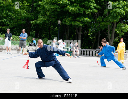 Tai Chi-Profis trainieren auf Mont Royal Plaza in Montreal, Quebec Kanada. Stockfoto