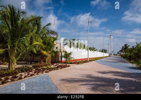 Der Park, Strandpromenade und Leuchtturm am Dorf Mahahual, Mexiko, Karibik. Stockfoto