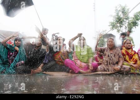 Menschen protestieren, nachdem ihre Häuser wurden nach einem Zusammentreffen an Mirpur in Dhaka, 17. Juni 2014 verbrannt. 10 Personen wurden verbrannt und 30 verletzt, als die Häuser in der "verlorenen Pakistaner' in Flammen eingestellt wurden nach einem Konflikt über Sprengarbeiten cracker Kennzeichnung der Heilige Shab-e-Barat an Mirpur in Dhaka, die Polizei und die lokalen Medien berichtet. Stockfoto