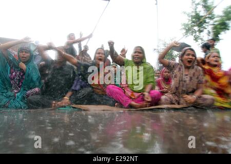 Menschen protestieren, nachdem ihre Häuser wurden nach einem Zusammentreffen an Mirpur in Dhaka, 17. Juni 2014 verbrannt. 10 Personen wurden verbrannt und 30 verletzt, als die Häuser in der "verlorenen Pakistaner' in Flammen eingestellt wurden nach einem Konflikt über Sprengarbeiten cracker Kennzeichnung der Heilige Shab-e-Barat an Mirpur in Dhaka, die Polizei und die lokalen Medien berichtet. Stockfoto