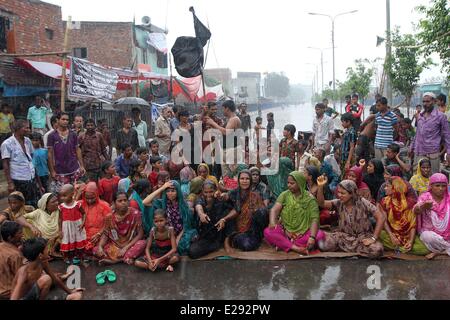 Menschen protestieren, nachdem ihre Häuser wurden nach einem Zusammentreffen an Mirpur in Dhaka, 17. Juni 2014 verbrannt. 10 Personen wurden verbrannt und 30 verletzt, als die Häuser in der "verlorenen Pakistaner' in Flammen eingestellt wurden nach einem Konflikt über Sprengarbeiten cracker Kennzeichnung der Heilige Shab-e-Barat an Mirpur in Dhaka, die Polizei und die lokalen Medien berichtet. Stockfoto