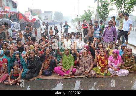 Menschen protestieren, nachdem ihre Häuser wurden nach einem Zusammentreffen an Mirpur in Dhaka, 17. Juni 2014 verbrannt. 10 Personen wurden verbrannt und 30 verletzt, als die Häuser in der "verlorenen Pakistaner' in Flammen eingestellt wurden nach einem Konflikt über Sprengarbeiten cracker Kennzeichnung der Heilige Shab-e-Barat an Mirpur in Dhaka, die Polizei und die lokalen Medien berichtet. Stockfoto