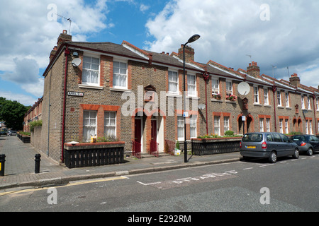 Reihe von Reihenhäusern am April Straße in Dalston Hackney East London E8 England UK KATHY DEWITT Stockfoto