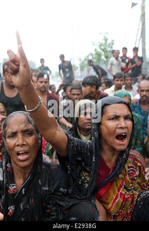 Menschen protestieren, nachdem ihre Häuser wurden nach einem Zusammentreffen an Mirpur in Dhaka, 17. Juni 2014 verbrannt. 10 Personen wurden verbrannt und 30 verletzt, als die Häuser in der "verlorenen Pakistaner' in Flammen eingestellt wurden nach einem Konflikt über Sprengarbeiten cracker Kennzeichnung der Heilige Shab-e-Barat an Mirpur in Dhaka, die Polizei und die lokalen Medien berichtet. Stockfoto