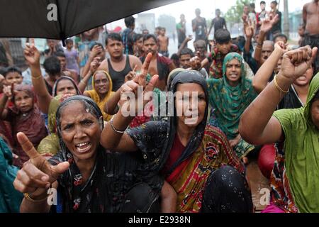 Menschen protestieren, nachdem ihre Häuser wurden nach einem Zusammentreffen an Mirpur in Dhaka, 17. Juni 2014 verbrannt. 10 Personen wurden verbrannt und 30 verletzt, als die Häuser in der "verlorenen Pakistaner' in Flammen eingestellt wurden nach einem Konflikt über Sprengarbeiten cracker Kennzeichnung der Heilige Shab-e-Barat an Mirpur in Dhaka, die Polizei und die lokalen Medien berichtet. Stockfoto