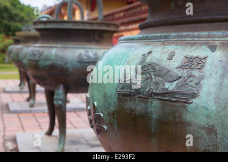 Neun dynastischen Urnen im Kaiserpalast in der Zitadelle (UNESCO-Weltkulturerbe), Hue, Thua Thien Hue, Vietnam Stockfoto