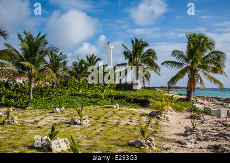 Park am Meer und Leuchtturm mit tropischer Vegetation im Dorf Mahahual, Mexiko. Stockfoto