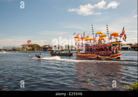 Geschmücktes Schiff bringt Anhänger in den Tempel für eine buddhistische Festival auf dem Tonle Sap See Stockfoto