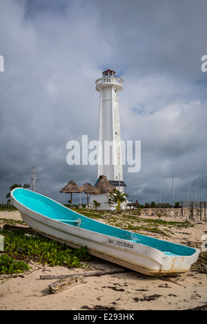 Der Leuchtturm im Dorf Mahahual, Mexiko. Stockfoto