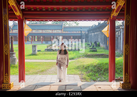 Frau trägt Ao Dai Kleid im Imperial Palace im Inneren Zitadelle, Hue, Thua Thien-Hue, Vietnam Stockfoto