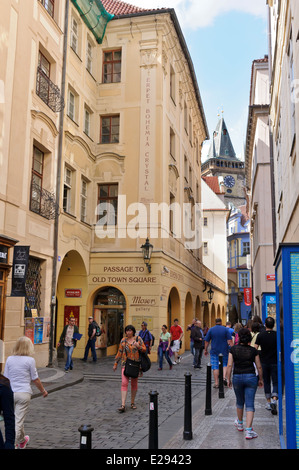 Touristen zu Fuß auf einem der beliebten Kopfsteinpflaster in Prag, Tschechien. Stockfoto