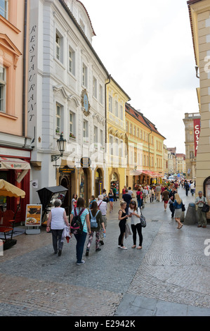 Touristen zu Fuß auf einem der beliebten Kopfsteinpflaster in Prag, Tschechien. Stockfoto