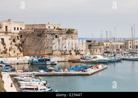 Hafen, Wände Altstadt im historischen Zentrum von Gallipoli, Apulien, Italien, mit Yachten, Fischerboote und Netze der Fischer am Kai Stockfoto