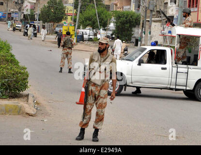 Karachi, Pakistan. 17. Juni 2014. Pakistanische Rangers nehmen Teil in einem Suchvorgang in Karachi, südlichen pakistanischen am 17. Juni 2014. Die pakistanische Armee sagte am Dienstag, dass 25 weitere ausländischen und Einheimische "Terroristen" in die Luftangriffe in der Stammesregion Nord-Waziristan getötet wurden, als die Sicherheitskräfte ihre Großoffensive fortgesetzt haben. Bildnachweis: Arshad/Xinhua/Alamy Live-Nachrichten Stockfoto