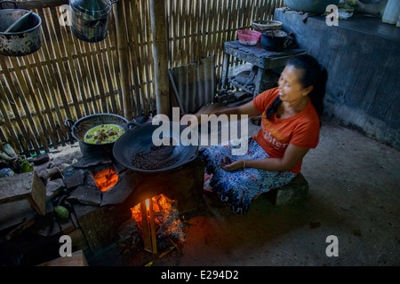 Rösten von Kaffee auf den Ijen Plateau, Ost-Java, Indonesien Stockfoto