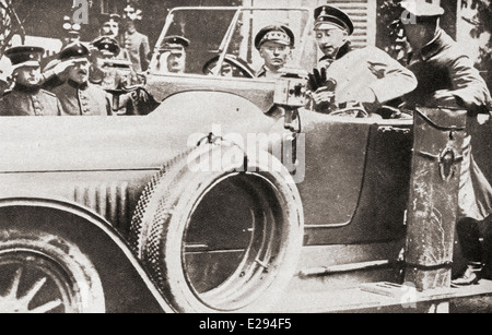 Kronprinz Wilhelm von Deutschland in seinem Auto auf einer französischen Straße, während des ersten Weltkriegs von den Deutschen besetzt. Stockfoto