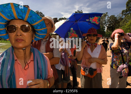 Koreanische Touristen in das Tor nach Angkor Thom. Die große Stadt Angkor Thom erstreckt sich über drei Quadratkilometer, eingeschlossen Stockfoto