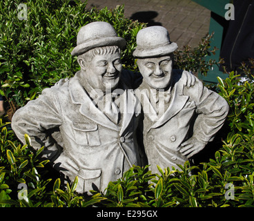 Laurel und Hardy Stein Harz Statue in Büschen Stockfoto