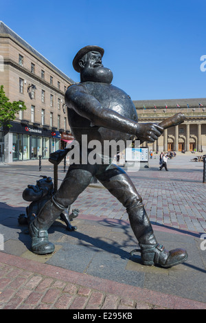 Desperate Dan von der Dandy Comic-Bronze-Statue in Dundee Stockfoto