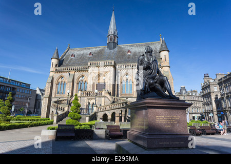 Das Kunstmuseum Galerie McManus Dundee Tayside Schottland mit Statue von Robert Burns Stockfoto