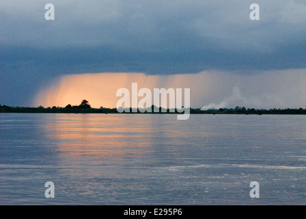 Mekong River in der Nähe von Kampi. Auf der Suche nach einige Süßwasserdelphine Irrawaddy. Kratie. Irrawaddy Delfine beobachten, der beste Ort, um Stockfoto