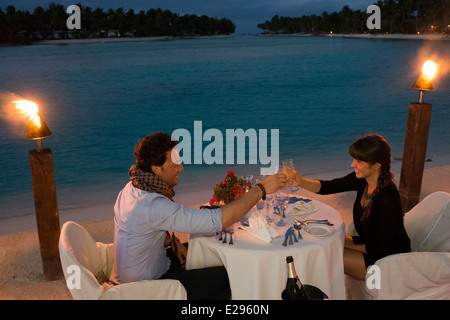 Aitutaki. Cook Island. Polynesien. Süd-Pazifik. Ein paar genießt ein romantisches Abendessen am Strand in Aitutaki Lagoon Resort Stockfoto