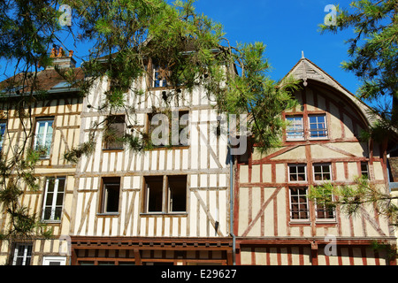 Einige bunten Fachwerkhäusern in einer Reihe in der alten Stadt Troyes, Aube, Champagne-Ardenne, Frankreich. Stockfoto