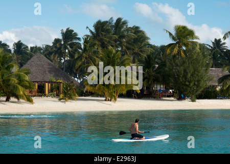 Aitutaki. Cook Island. Polynesien. Süd-Pazifik. Ein Tourist praktiziert Rudern neben dem Strand Aitutaki Lagoon Resort Stockfoto