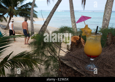 Rarotonga-Insel. Cook Island. Polynesien. Süd-Pazifik. Eine Kellnerin serviert köstliche neben am luxuriösen Pool Stockfoto