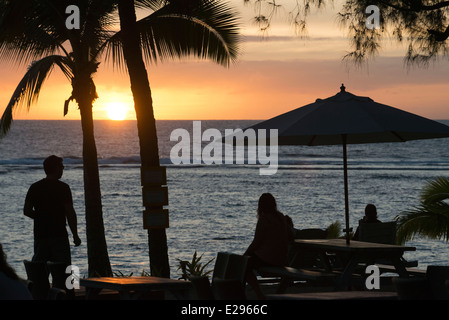 Rarotonga-Insel. Cook Island. Polynesien. Süd-Pazifik. Sonnenuntergang am Strand im Hotel Crown Beach Resort & Spa.  Beleuchtet. Tour Stockfoto